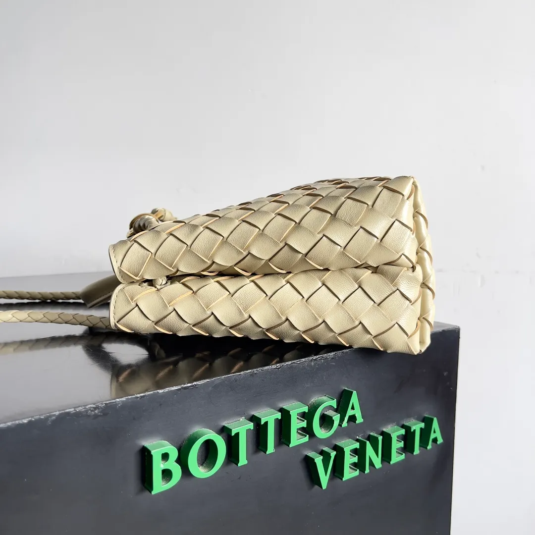 The 2023 new Andiamo batch of 1860 BV has been shipped‼ ️Really popular🔥The new Andiamo woven handbag launched by Bottega Veneta this season is really popular all over the world! ! Celebrities at home and abroad have worn it, and Oscar-winning actress Michelle Yeoh has taken it out on the street. Song Jia, Trai Yara, Yu Feihong, Sanji Ayaka, Rosie Hunting-Whiteley, Yoshioka Riho, etc. have all picked up this bag. It is classic and versatile, showing off its temperament, and the bag capacity is also large, which is very convenient for daily commuting! ! A variety of carrying methods, the shoulder straps can be adjusted by yourself, the original lambskin feels soft and delicate, and the neutral style is made to break gender boundaries and bring a more practical and longer-lasting use experience. Andiamo, which has both elegant and casual styles, perfectly interprets the true appearance of "fashionable old money style". Style number: 743568 Size: 25*22*10.5cm